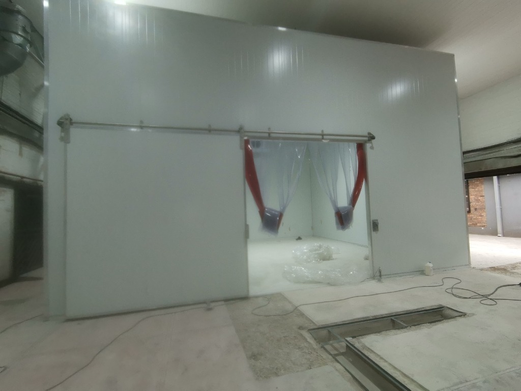 Large commercial cold room setup