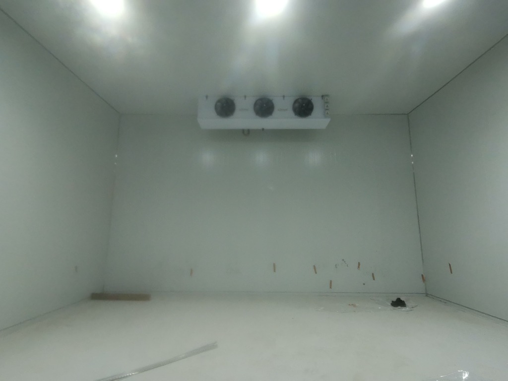 Cold room fans and interior